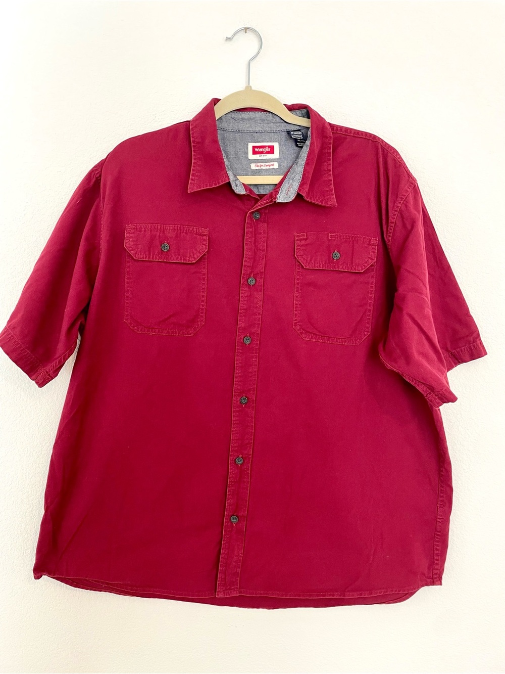 Wrangler Flex for Comfort Men's Short Sleeve Button-Up Shirt in Burgundy